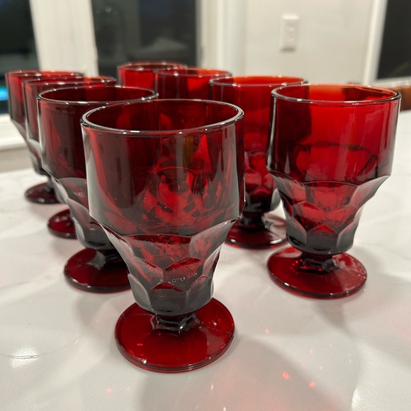 Set of 4 red Georigan vintage glassware. - Picture 4 of 6